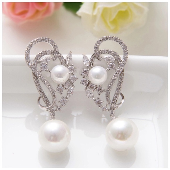 Swarovski Crystals Dorrit Pearl Earrings - Picture 3 of 5